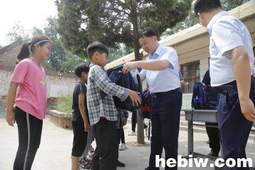 6月1日,建行鶴壁分行行長毛維桓一行到該行幫扶村浚縣屯子鎮南陽澗村