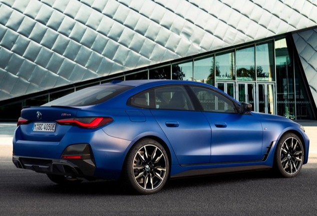 实拍宝马4系轿跑!竞争奥迪rs4,加速6秒,"大鼻孔"造型真霸气