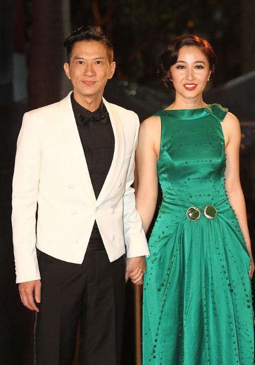 张家辉老婆不是俗人 明星颜值穿高级礼服 曲线凹凸气质好成熟 腾讯新闻