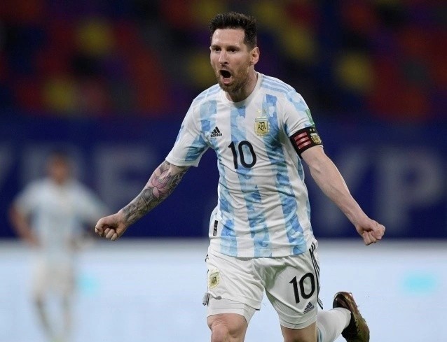 世预赛梅西点射破门阿根廷1比1智利精彩任意球中框