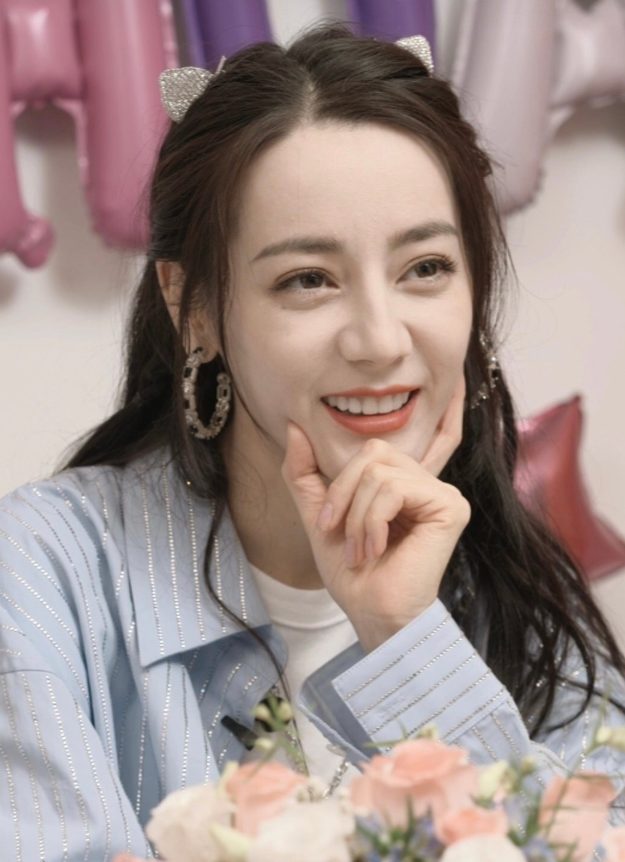 迪丽热巴生日直播跳惊雷没了十级精修后29岁的皮肤状态我看愣了