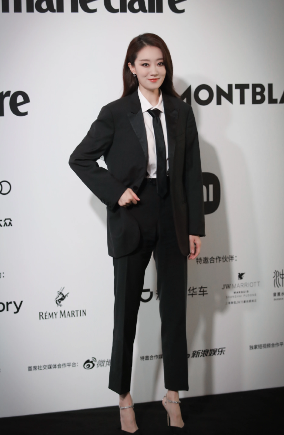 张小斐黑化太霸气黑西装配烟熏眼妆又美又飒攻气十足