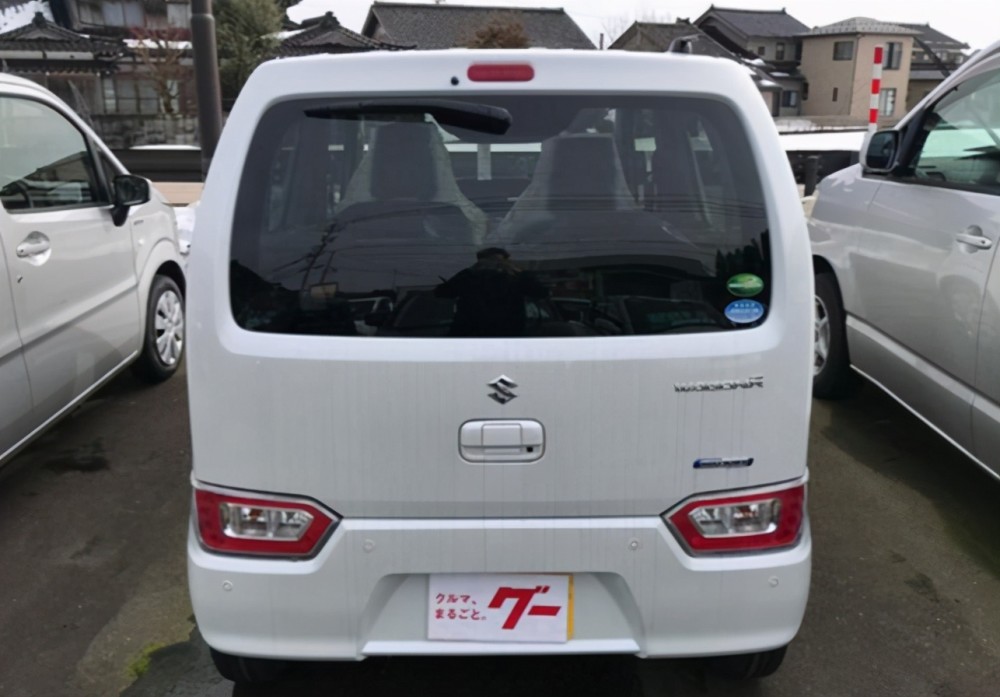 实拍铃木北斗星,0.66l引擎cvt,油耗3.9升,空间表现最给力!