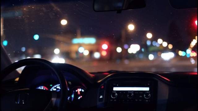一个人晚上开车的图片图片