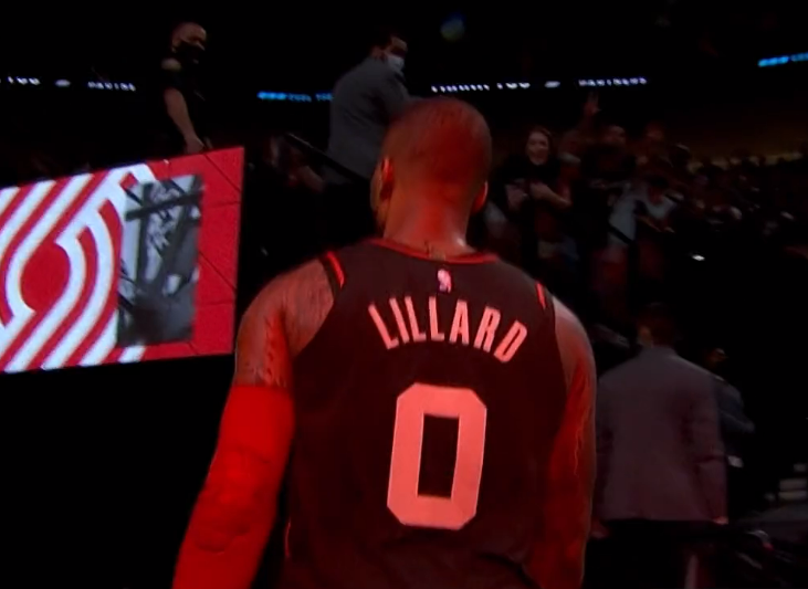 利拉德落寞离场约基奇安慰他一生一队无冠考验忠诚时候到了