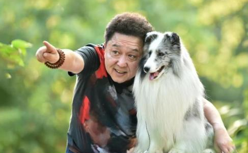 于谦和小10岁老婆同框!带友人游玩豪华马场,身形圆润打扮朴素