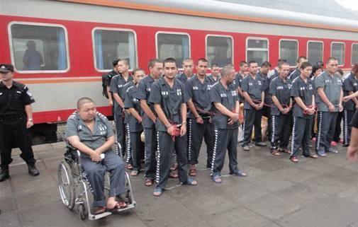 在杨昌辉称霸坪山区坑梓街道近13年时间,他以" 以黑护商 "豢养以员工