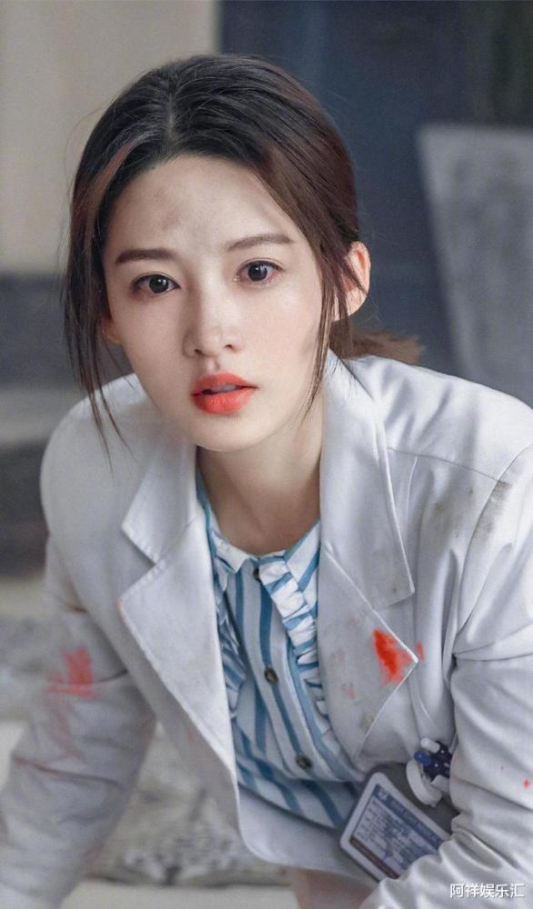 同样是军人和医生题材白敬亭一战成名为何黄景瑜却扑街