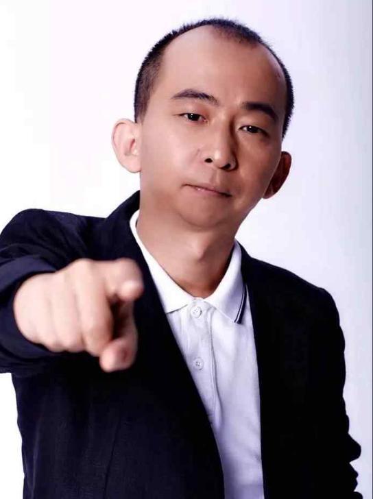 "丑星"巨兴茂:甘演丑角29年,今39岁逆袭成百亿导演美娇妻陪伴