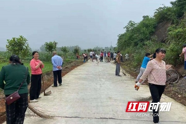 新宁县回龙寺镇乡村振兴我出力全民出动靓村庄