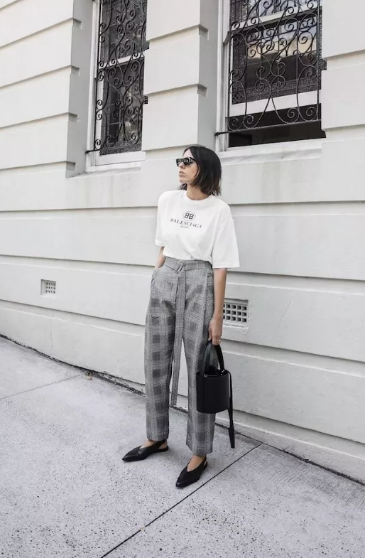 简约的高级灰格子裤搭配白t,不要忘记塞衣角,这样更显腿长哦
