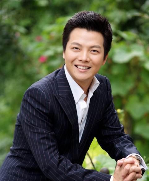央视一哥任鲁豫娶身价上亿富婆妻子今儿子成他的骄傲