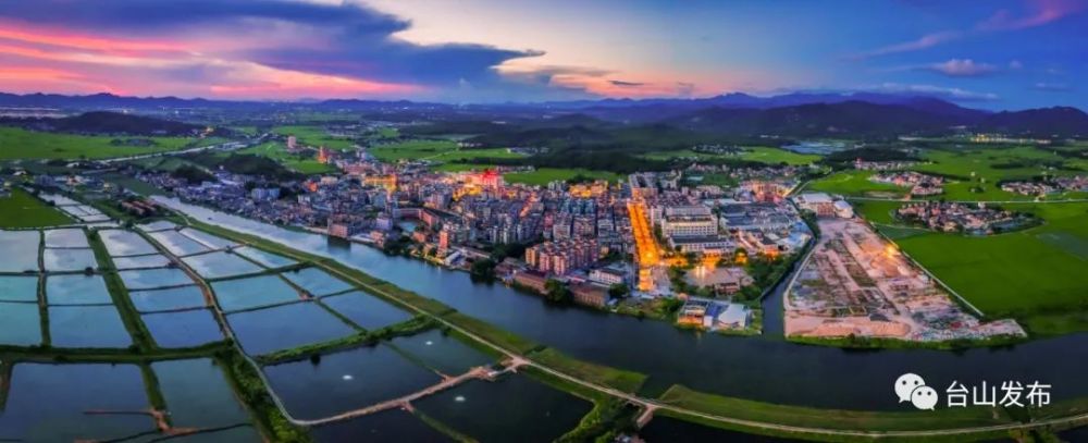 我为群众办实事斗山镇璀璨灯光让城镇亮起来更靓起来