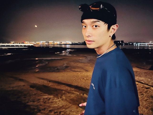 >6月3日下午,一名网友通过微博曝光了国内新星歌手满舒克疑似恋爱期间