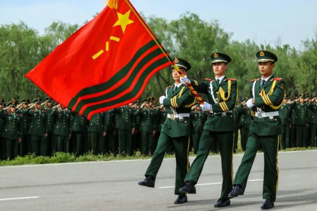 军营传真丨橄榄绿遇上红肩章这是最美的青春色彩