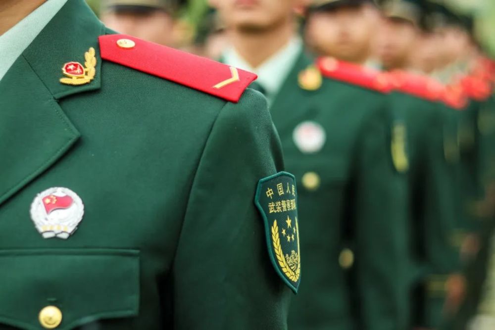 国防服役章就要把人民的利益高高举过头顶戴上帽徽军人誓词响彻云霄