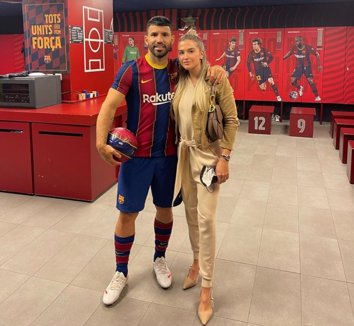 我爱你阿奎罗33岁生日女友深情示爱今年24岁模特出身肤白貌美