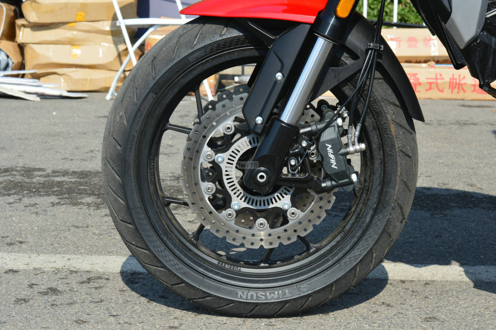 制动方面,前后均采用日清卡钳,制动盘为前双后单的形式,标配博世双