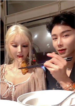 当时小天宝宝亲手喂迪丽拉吃东西,眼见他用筷子夹的