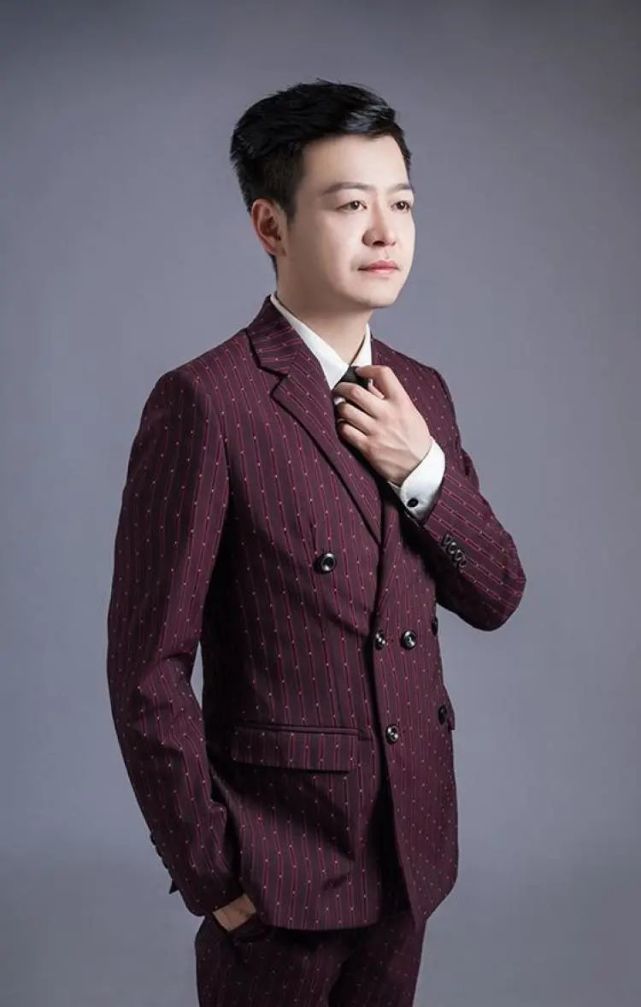 男嘉宾第2189期82年男士身高175cm喜欢旅游乒乓球追剧