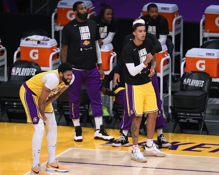 安东尼-戴维斯 2人伤退！NBA卫冕冠军雪上加霜，浓眉仅打6分钟，湖人危险了