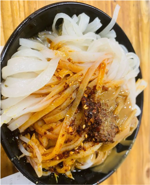 河南郑州排名第一的擀面皮,7元一碗火了35年,搬到哪客人跟到哪