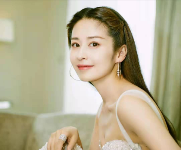 颖儿首晒闺女正脸小月亮超可爱