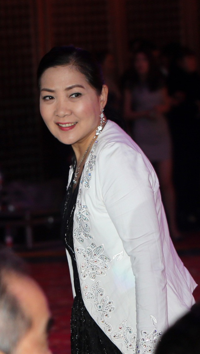 60 沈丹萍风韵犹存,穿礼服也把身材遮好,保守穿搭不影响气质