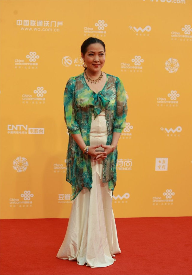 60 沈丹萍风韵犹存,穿礼服也把身材遮好,保守穿搭不影响气质