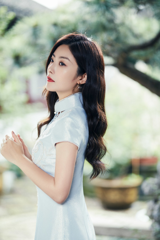 徐百慧氛围感旗袍大片曝光端庄曼妙尽显古典韵味