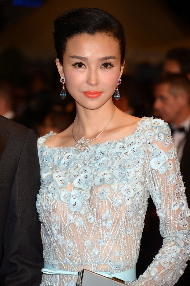 姚星彤身穿蹦迪裙真吸睛荷叶边开叉也撩人身材让人羡慕