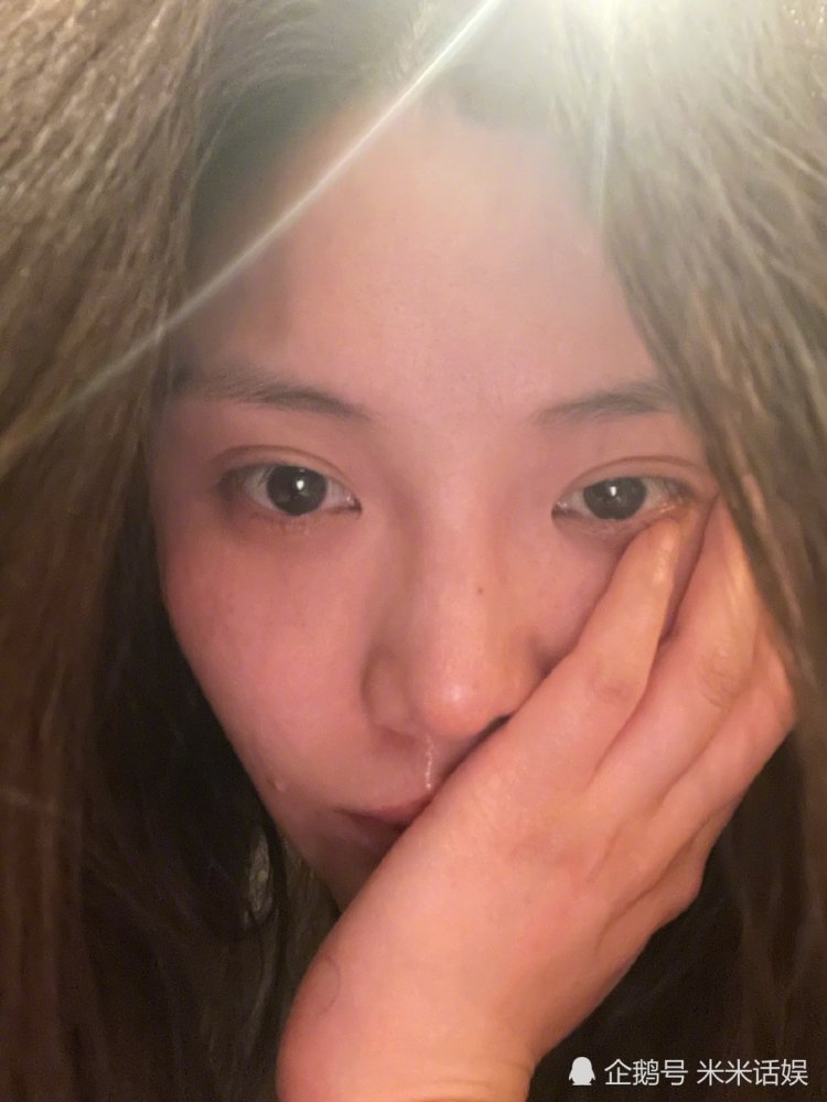 徐冬冬深夜累到哭泣晒自拍,31岁怼脸照,显露女星真实容颜