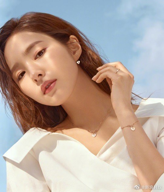 申世景最新宣传照