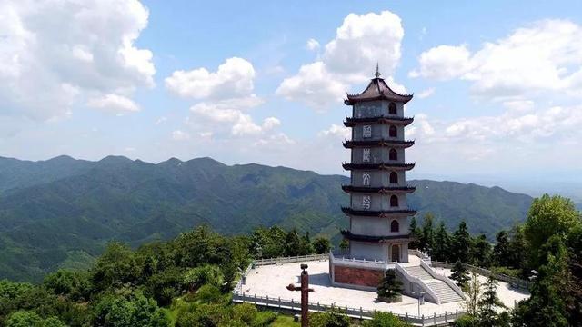 熊峰山國家森林公園位於羅霄山脈餘脈的湖南省郴州市安仁縣城郊東南部