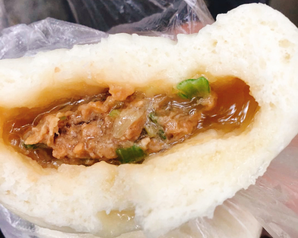 一定要轻轻一口咬破包子皮,然后用嘴一吸溜,满满鲜甜的汁水.