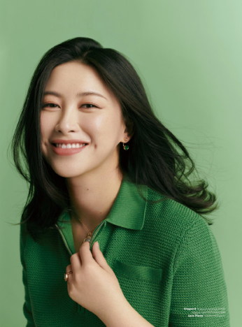 随后朱珠采访曝光,她幸福透露宝宝已有胎动,会和宝宝聊天.