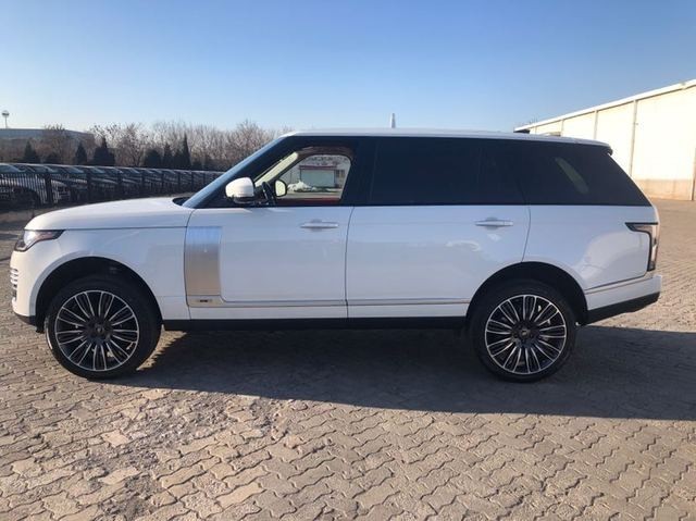 路虎揽胜行政加长版银色鲨鱼鳃梅花版轮毂顶级座驾