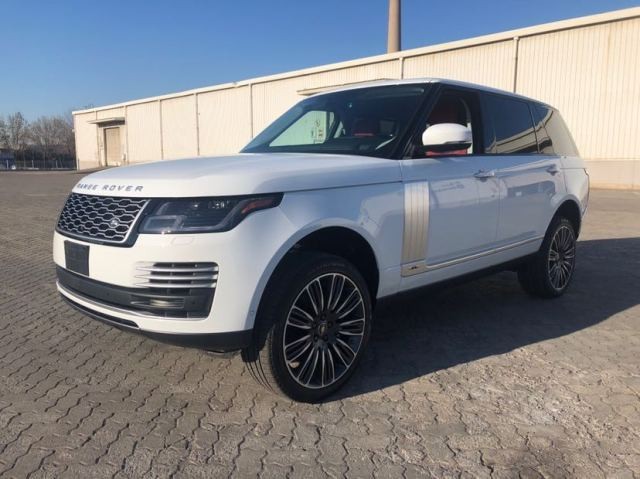 路虎揽胜行政加长版银色鲨鱼鳃梅花版轮毂顶级座驾