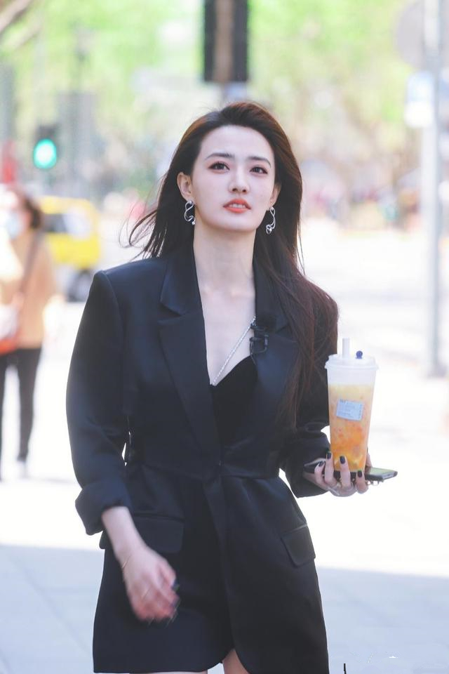 徐璐又美出了新高度,穿黑色西装利落干练,一双"豆腐腿"更惹眼_腾讯