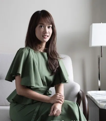 郑家纯长子郑志刚和妻子余雅颖倒是他和原配郑太叶美卿,所生的三子一