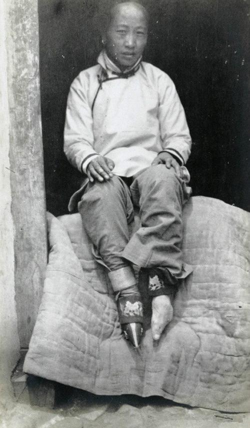 女子一般从四五岁便被要求裹脚,因为这时骨骼发育不完成,更利于"好看