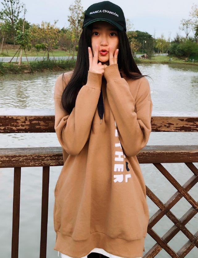 不敢认这是林青霞"女儿",17岁穿死亡黑袜秀腿,却超显腿弯_腾讯新闻