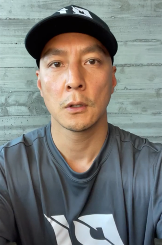 吴彦祖直播意外曝光妈妈的照片,吴母气质优雅,生前是心理学博士