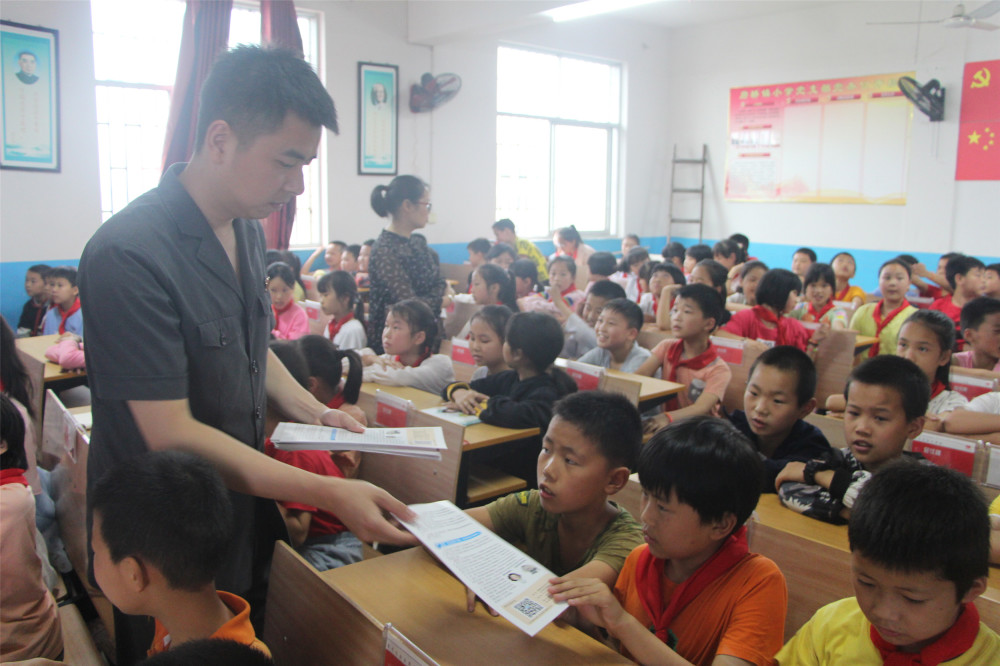 6月3日,芷江法院组织干警前往岩桥镇中心小学,开展了一次以"增强法治