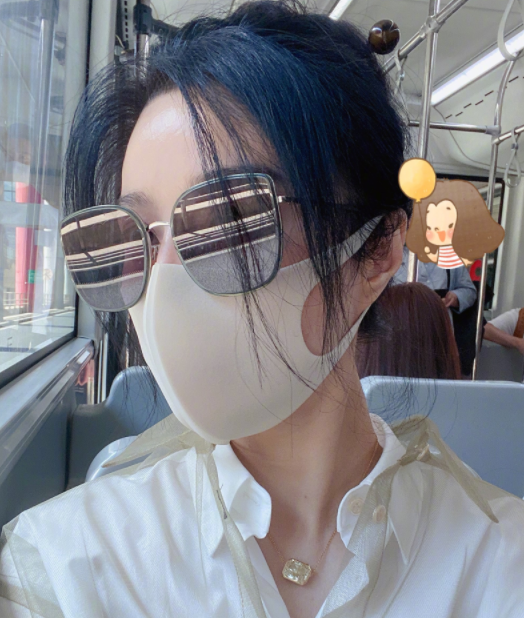 范冰冰坐公交车墨镜口罩遮不住贵气给同车乘客打码很贴心
