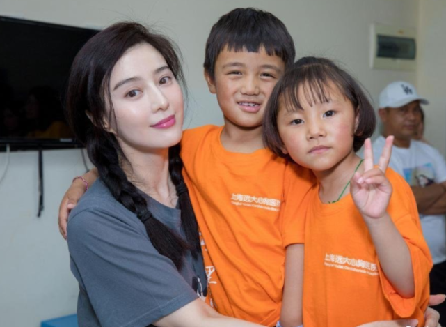 范冰冰坐公交车,墨镜口罩遮不住"贵气",给同车乘客打码很贴心