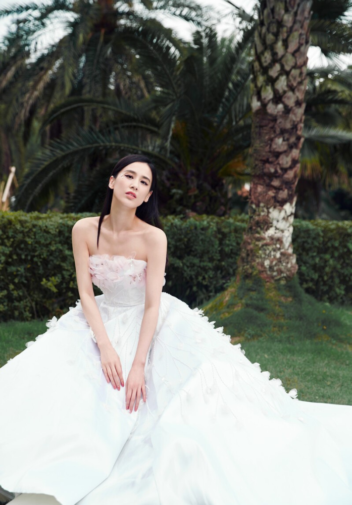 黄圣依裙子造型又仙又美,很显高级感,像她这样穿年轻不少