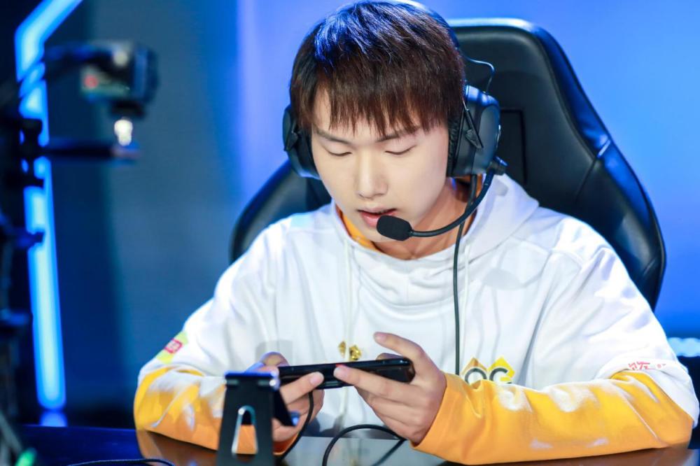 qg让一追四战胜lgd晋级下一轮,mvp机制引发热议,网友:qg射手不配mvp呗