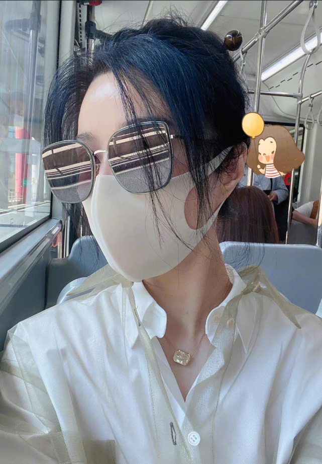 或许是全民戴口罩的原因,范冰冰并没有被任何人认出,看起来有些落寞.