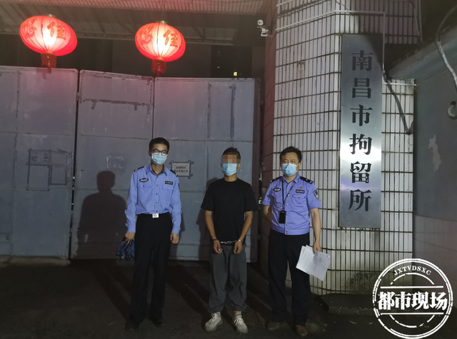 南昌:男子凌晨发酒疯,大闹中山路,16节护栏被推倒